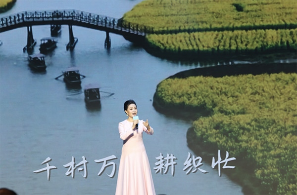 歌唱家、中國音樂學院教授雷佳現(xiàn)場演唱。