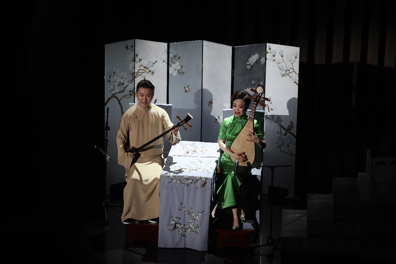 國家一級演員、揚州曲藝研究所青年演員劉芓君（右）、揚州曲藝研究所青年演員王智超（左）現(xiàn)場表演。