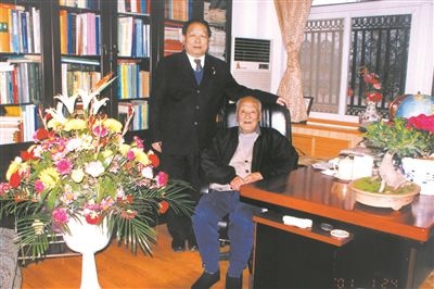 2001年2月，李德仁（左一）給導師王之卓拜年。