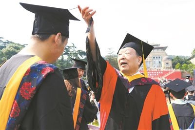 2017年6月22日，李德仁（右一）參加武漢大學畢業(yè)典禮并為畢業(yè)生撥穗。