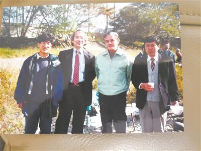 薛其坤（左一）在日本求學(xué)期間與導(dǎo)師櫻井教授合影。受訪者供圖