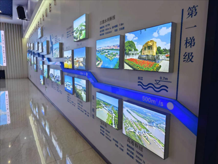 長江水跨越13級“階梯”一路北上。人民網(wǎng)記者 黃鈺攝