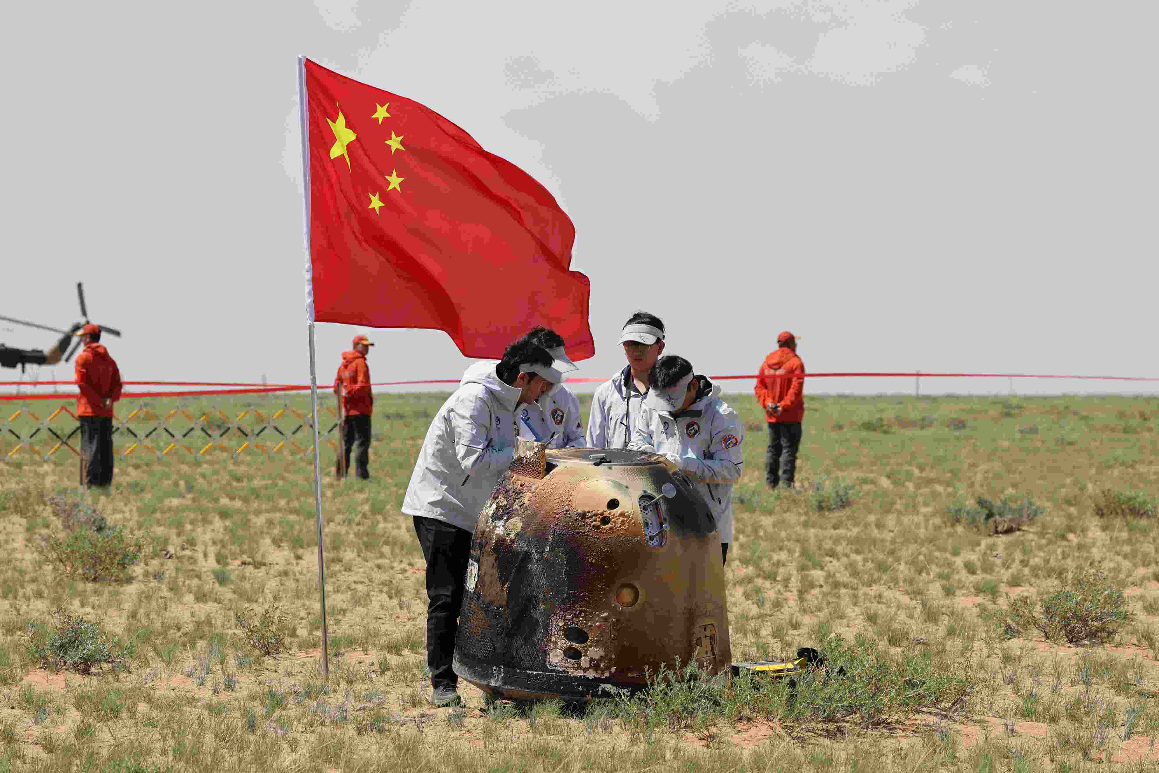 2024年6月25日拍攝的嫦娥六號(hào)返回器回收現(xiàn)場(chǎng)。