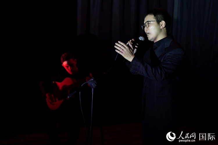 歌曲表演。馬丁·薩巴拉攝