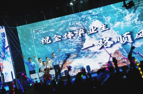 歌曲《祝你一路順風(fēng)》演出現(xiàn)場(chǎng)。供圖：日照職業(yè)技術(shù)學(xué)院