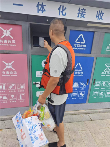 張琪在水上服務區(qū)處理生活垃圾。人民網記者 黃鈺攝