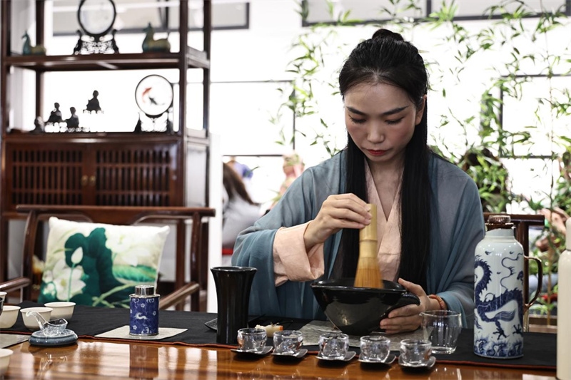 茶藝師現(xiàn)場展示宋式點茶。拉巴特中國文化中心供圖