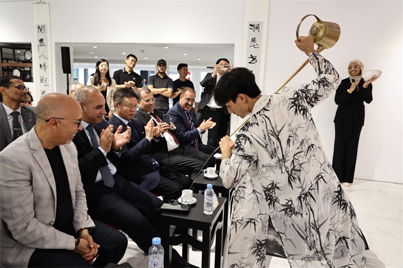 長嘴壺斟茶。拉巴特中國文化中心供圖