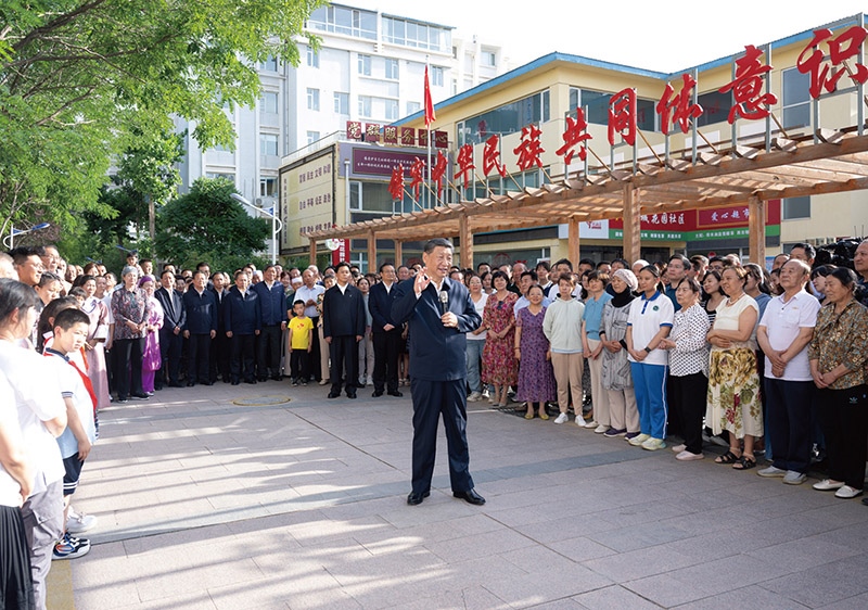 2024年6月19日至20日，中共中央總書記、國家主席、中央軍委主席習近平在寧夏考察。這是19日下午，習近平在銀川市金鳳區(qū)長城花園社區(qū)考察時，同社區(qū)居民親切交流。 新華社記者 謝環(huán)馳/攝