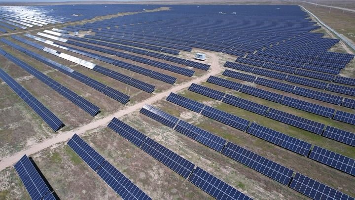這是2023年5月4日在哈薩克斯坦阿拉木圖州拍攝的卡普恰蓋100兆瓦光伏電站的太陽(yáng)能電池板（無(wú)人機(jī)照片）。新華社發(fā)（奧斯帕諾夫攝）