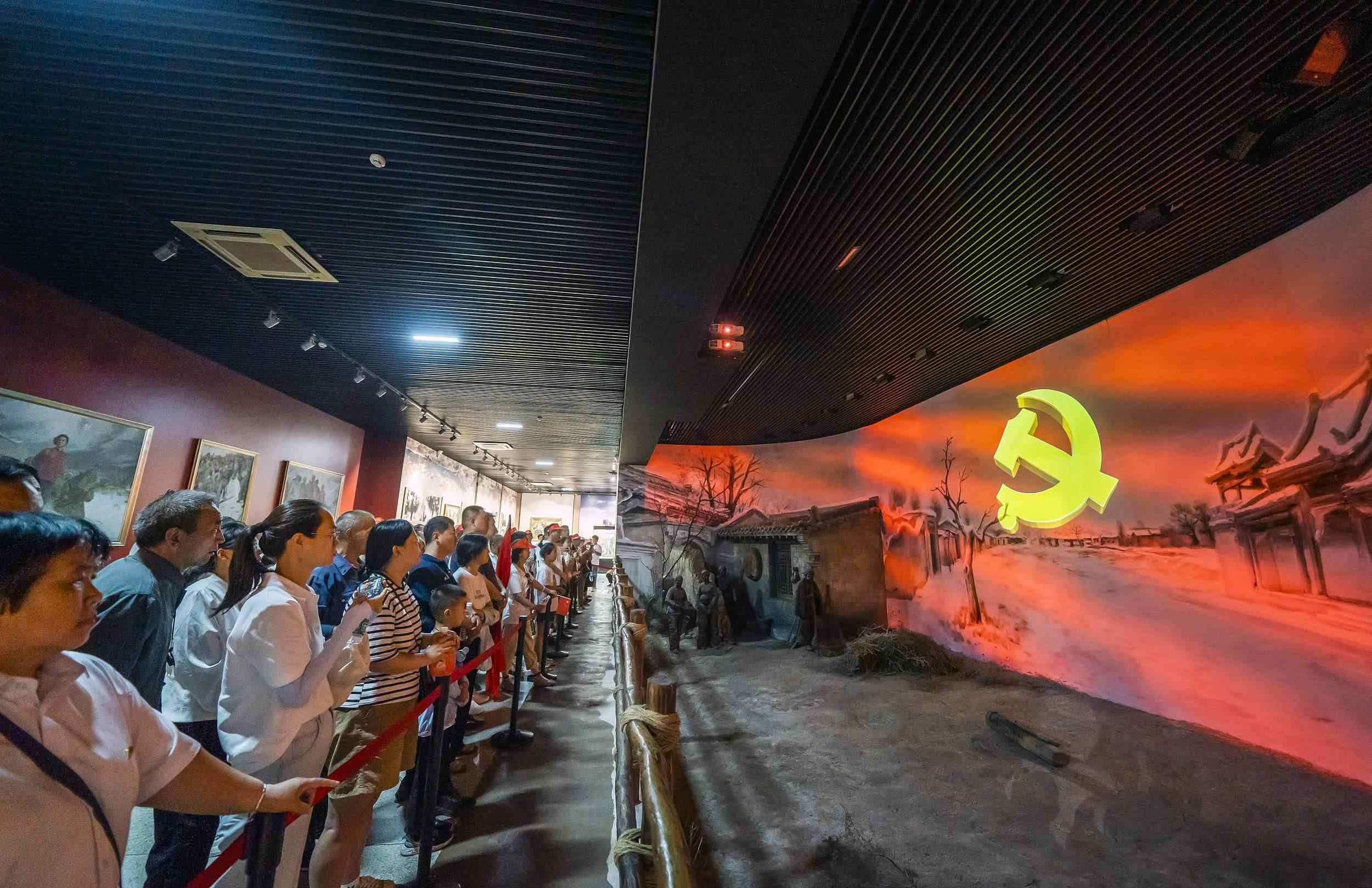 山西呂梁，游客正在文水縣劉胡蘭紀念館參觀。（圖片來源：視覺中國）