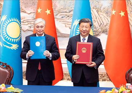 2023年5月17日下午，國家主席習(xí)近平在西安同來華出席中國—中亞峰會并進(jìn)行國事訪問的哈薩克斯坦總統(tǒng)托卡耶夫會談。會談后，兩國元首簽署了《中華人民共和國和哈薩克斯坦共和國聯(lián)合聲明》，共同見證簽署經(jīng)貿(mào)、能源、交通、農(nóng)業(yè)、互聯(lián)互通、人文、地方等領(lǐng)域多項(xiàng)雙邊合作文件。新華社記者 黃敬文 攝