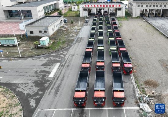 7月2日，車輛在巴克圖口岸辦理通關(guān)手續(xù)（無人機(jī)照片）。新華社發(fā)（馬丁 攝）
