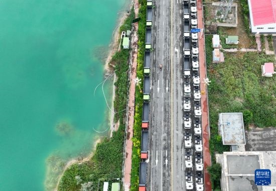 7月2日，車輛在巴克圖口岸有序出境（無人機(jī)照片）。新華社發(fā)（馬丁 攝）