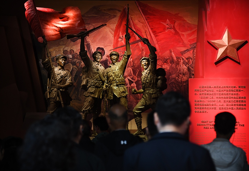 圖為2024年5月9日，游客在延安革命紀(jì)念館參觀。 新華社記者 張博文 攝