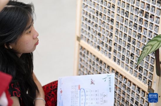 7月3日，外國學(xué)生在了解中國的活字印刷。新華社記者 李然 攝