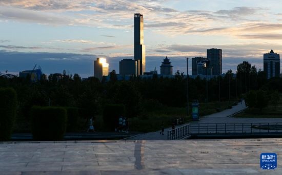 這是7月2日拍攝的哈薩克斯坦首都阿斯塔納市中心的建筑群。新華社記者 白雪騏 攝