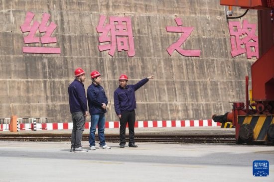 中哈兩國工作人員在中哈連云港物流合作基地交流（2023年5月10日攝）。新華社記者 季春鵬 攝