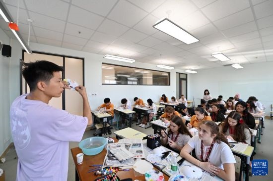 7月3日，外國學(xué)生在學(xué)習(xí)繪制京劇臉譜。新華社記者 李然 攝