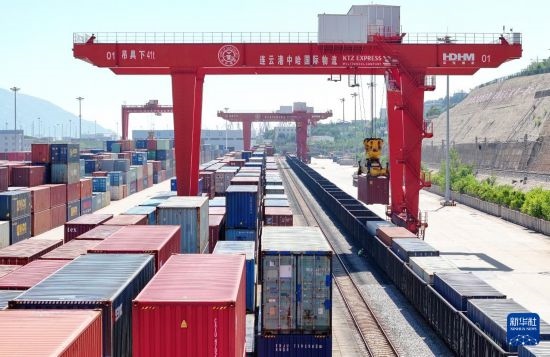 6月30日，在中哈連云港物流合作基地，大型機械在吊裝集裝箱（無人機照片）。新華社發(fā)（王健民 攝）