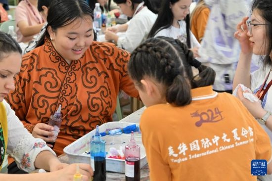 7月3日，外國學(xué)生在了解中國的染布技術(shù)。新華社記者 李然 攝