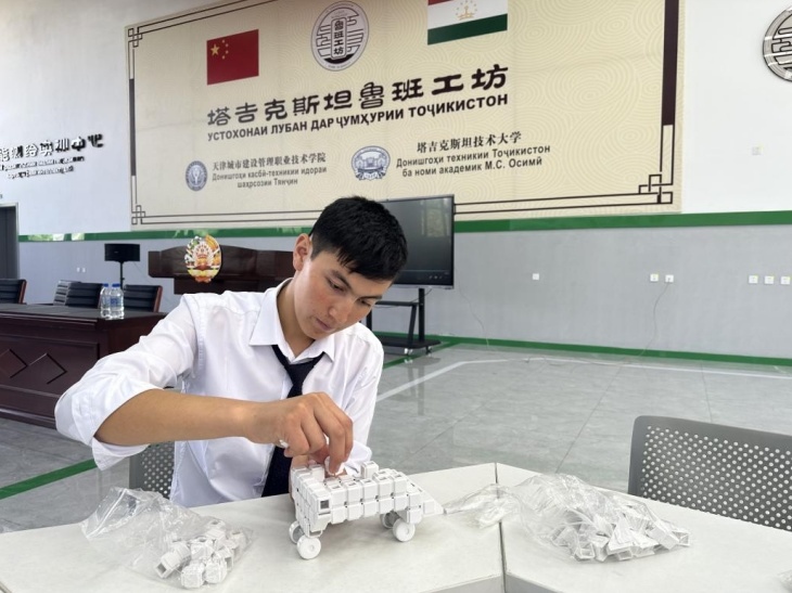 在塔吉克斯坦魯班工坊內，學員正在操作能力源創(chuàng)新套件。本報記者 屈佩 攝