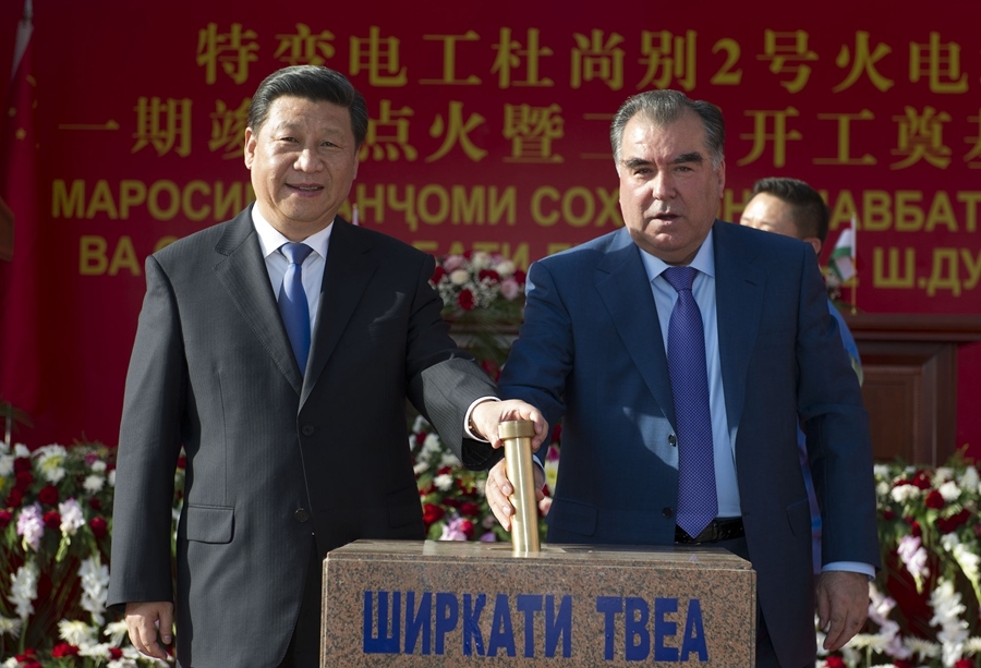 2014年9月13日，國家主席習近平和塔吉克斯坦總統(tǒng)拉赫蒙在杜尚別共同出席中塔兩國重大合作項目——杜尚別2號熱電廠一期工程竣工儀式、二期工程開工儀式。這是習近平和拉赫蒙一同將裝有兩國元首簽名二期工程奠基紀念頁的金色金屬管放入水泥墩中。新華社記者 黃敬文 攝