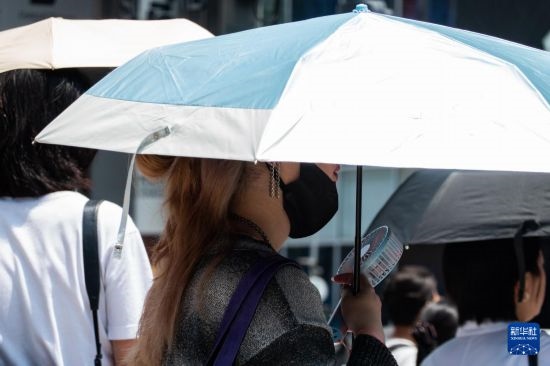 7月4日，人們在日本東京原宿的街道上等待紅綠燈。新華社記者 張笑宇 攝
