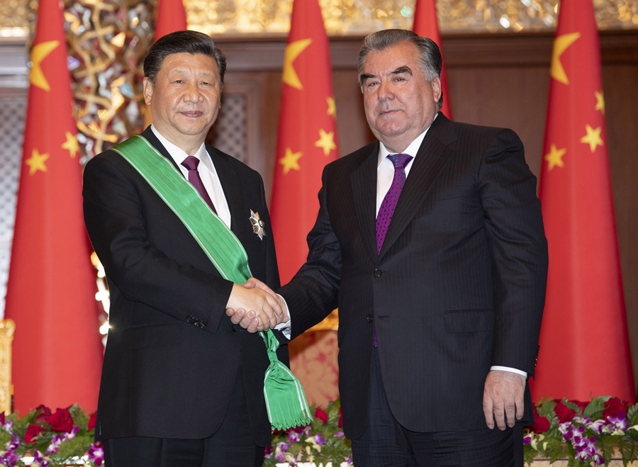 2019年6月15日，國家主席習近平在杜尚別出席儀式，接受塔吉克斯坦總統(tǒng)拉赫蒙授予“王冠勛章”。新華社記者 沙達提 攝