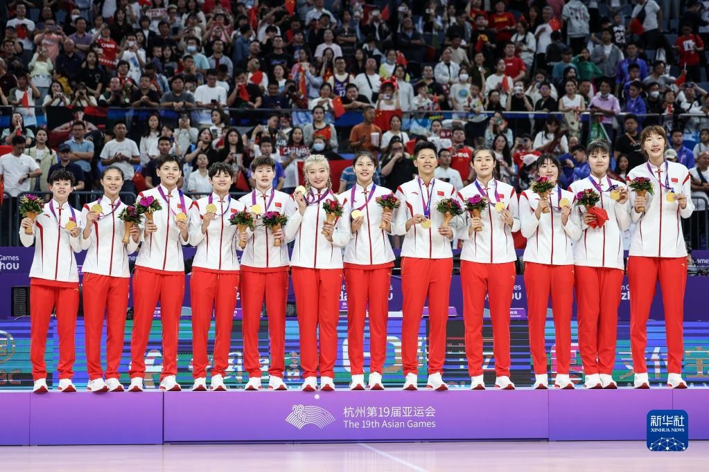 2023年10月5日，在杭州亞運(yùn)會(huì)籃球項(xiàng)目女子決賽中，中國(guó)隊(duì)以74比72戰(zhàn)勝日本隊(duì)，奪得冠軍。圖為中國(guó)隊(duì)球員在頒獎(jiǎng)儀式上。新華社記者 潘昱龍 攝