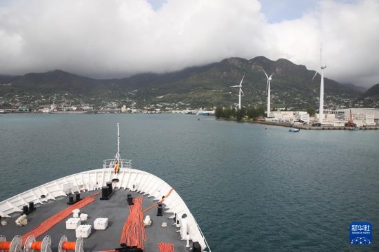 7月5日，中國海軍“和平方舟”號醫(yī)院船抵達(dá)塞舌爾維多利亞新港碼頭。新華社發(fā)（劉志磊 攝）