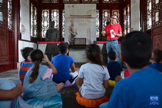 7月4日，在馬耳他桑塔露琪亞市的中國(guó)古典園林“靜園”，人們聆聽(tīng)關(guān)于兵馬俑的講解。新華社發(fā)（喬納森·博格 攝）