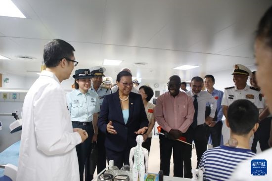 7月5日，塞舌爾衛(wèi)生部長維多在中國海軍“和平方舟”號醫(yī)院船上參觀中醫(yī)診室。新華社發(fā)（劉志磊 攝）