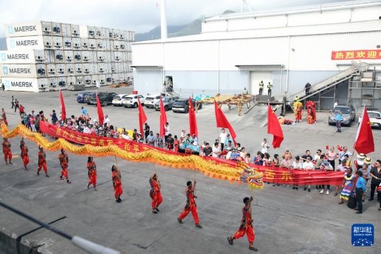 這是7月5日在塞舌爾維多利亞新港碼頭拍攝的歡迎儀式。新華社發(fā)（劉志磊 攝）