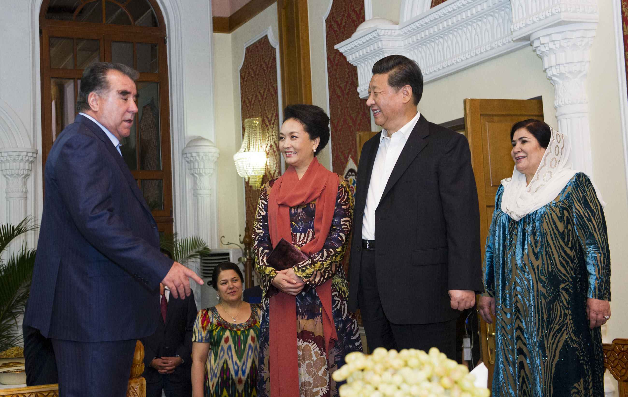 2014年9月12日，習(xí)近平主席在杜尚別出席塔吉克斯坦總統(tǒng)拉赫蒙舉行的家宴。這是習(xí)近平主席和夫人彭麗媛在拉赫蒙夫婦陪同下參觀總統(tǒng)官邸。