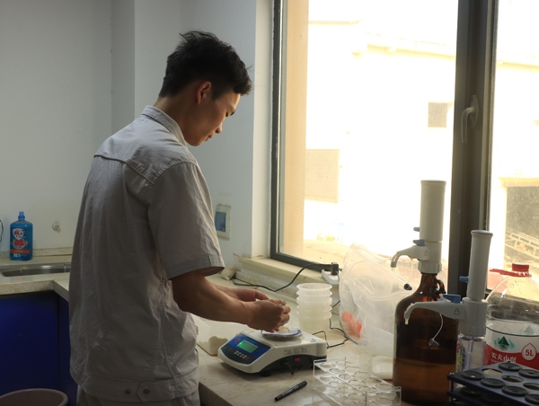 武漢直屬庫租倉點質(zhì)檢員正在對小麥進(jìn)行質(zhì)量檢測。受訪者供圖