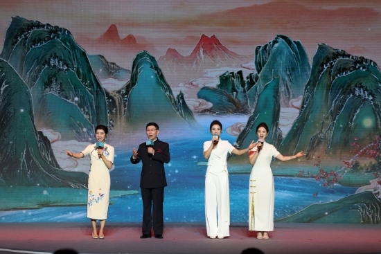 四位戲曲演員同臺獻唱。