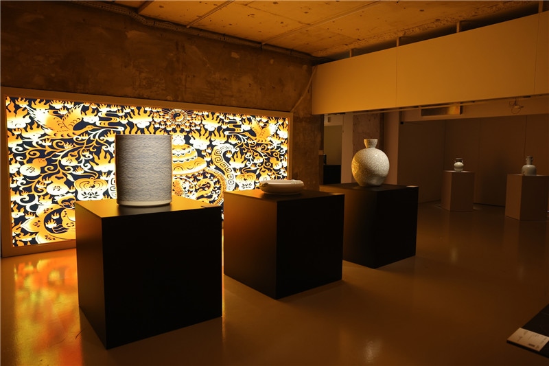 《新生萬(wàn)物-中國(guó)非遺與當(dāng)代設(shè)計(jì)展》展廳。陽(yáng)光媒體集團(tuán)供圖