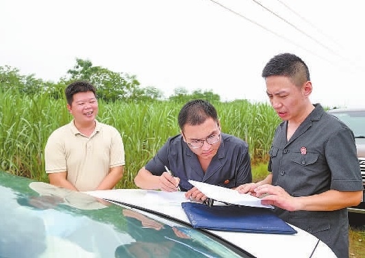 圖③：清塘后，執(zhí)行干警與某農場負責人確認魚塘交付情況。