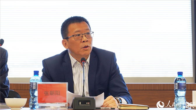 張朝陽(yáng)代會(huì)長(zhǎng)做協(xié)會(huì)上半年工作匯報(bào)。人民網(wǎng) 劉暢攝