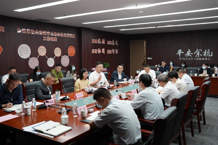 由浙江省信訪局和相關(guān)部門負(fù)責(zé)人組成的下訪團(tuán)在杭州市余杭區(qū)社會治理中心接待來訪群眾。新華社記者 翁忻旸 攝