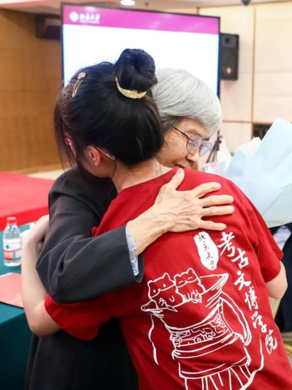 2023年，在校友向母校捐贈(zèng)儀式上，鐘芳蓉與樊錦詩(shī)擁抱。校方供圖