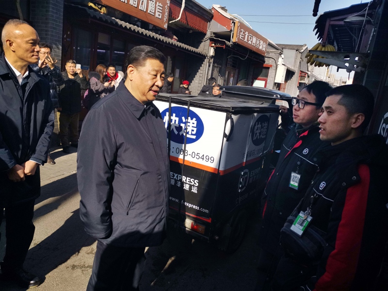 2019年2月1日，習(xí)近平總書記在北京前門石頭胡同的快遞服務(wù)點，看望仍在工作的“快遞小哥”。