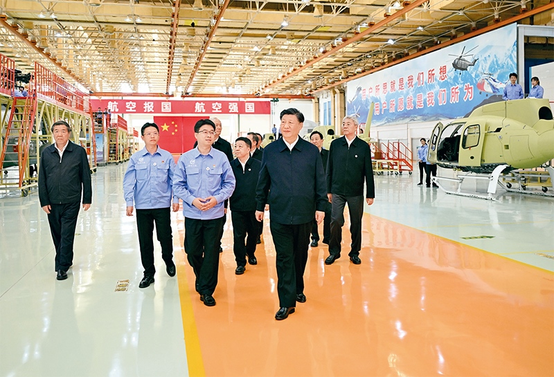 2023年10月10日至13日，中共中央總書記、國(guó)家主席、中央軍委主席習(xí)近平在江西考察。這是11日上午，習(xí)近平在景德鎮(zhèn)市昌河飛機(jī)工業(yè)（集團(tuán)）有限公司考察。 新華社記者 燕雁/攝