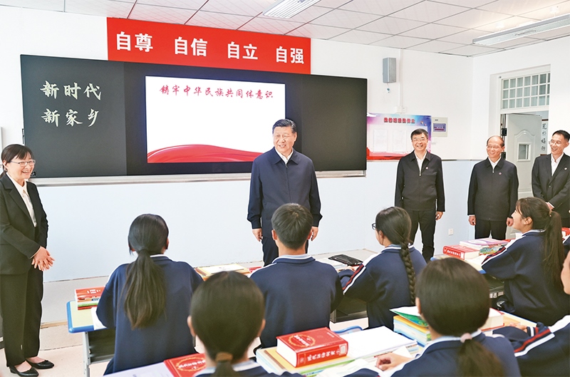 2024年6月18日至19日，中共中央總書記、國(guó)家主席、中央軍委主席習(xí)近平在青海考察。這是18日下午，習(xí)近平在果洛西寧民族中學(xué)高一（1）班觀摩“新時(shí)代、新家鄉(xiāng)”主題思政課。 新華社記者 鞠鵬/攝