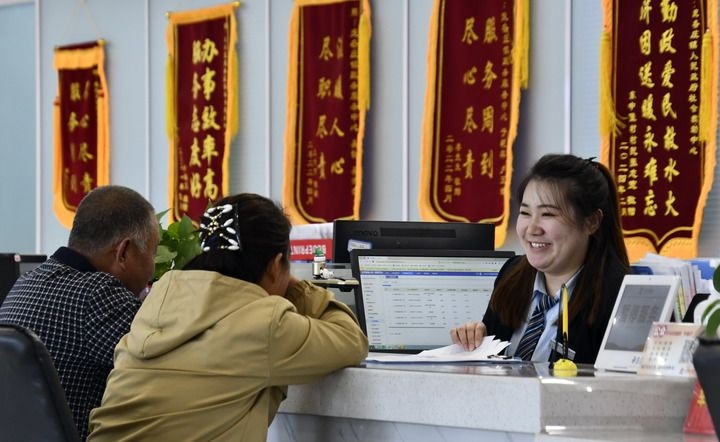 2024年3月25日，北京市大興區(qū)龐各莊鎮(zhèn)政務服務中心的工作人員耐心為群眾解答問題。大興區(qū)龐各莊鎮(zhèn)政務服務中心用“最多跑一次”的工作理念為企業(yè)和群眾提供了便利化、精準化、個性化的衍生服務。新華社記者 李欣 攝