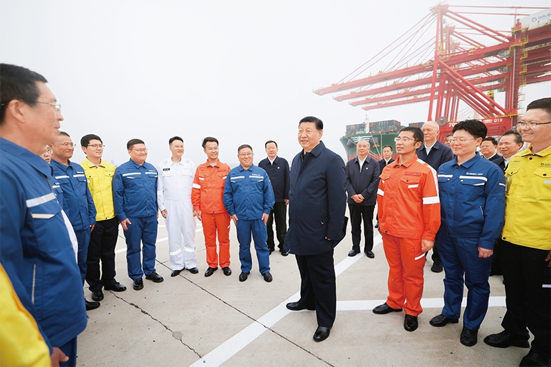 2024年5月22日至24日，中共中央總書記、國(guó)家主席、中央軍委主席習(xí)近平在山東考察。這是22日下午，習(xí)近平在日照港親切慰問港口科技工作者、運(yùn)營(yíng)人員、航運(yùn)人員。 新華社記者 鞠鵬/攝
