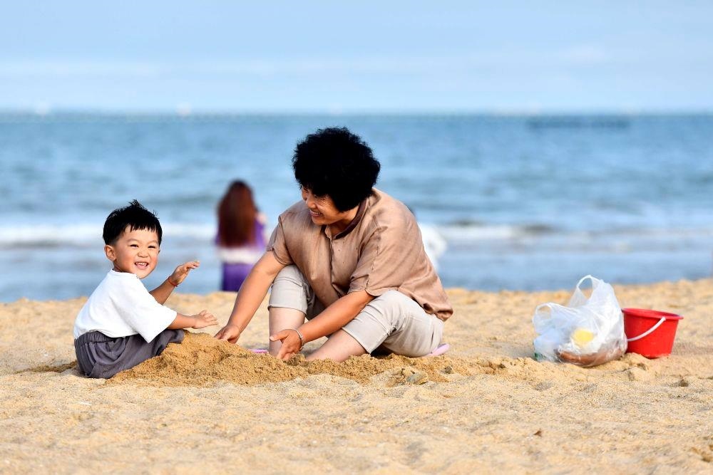 △山東日照陽光海岸綠道沙灘一角。近年來，日照還海于民、還景于民，在保留松林、沙灘、礁石和濕地資源的基礎(chǔ)上，修復(fù)整治生態(tài)岸線，打造出一條長約28公里的陽光海岸綠道，吸引眾多市民游客度假休閑。