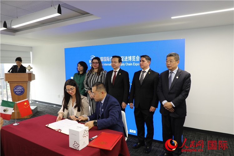 與會(huì)嘉賓簽署關(guān)于共同促進(jìn)墨西哥企業(yè)參加第二屆鏈博會(huì)合作備忘錄。人民網(wǎng) 埃內(nèi)斯托·多明戈斯攝