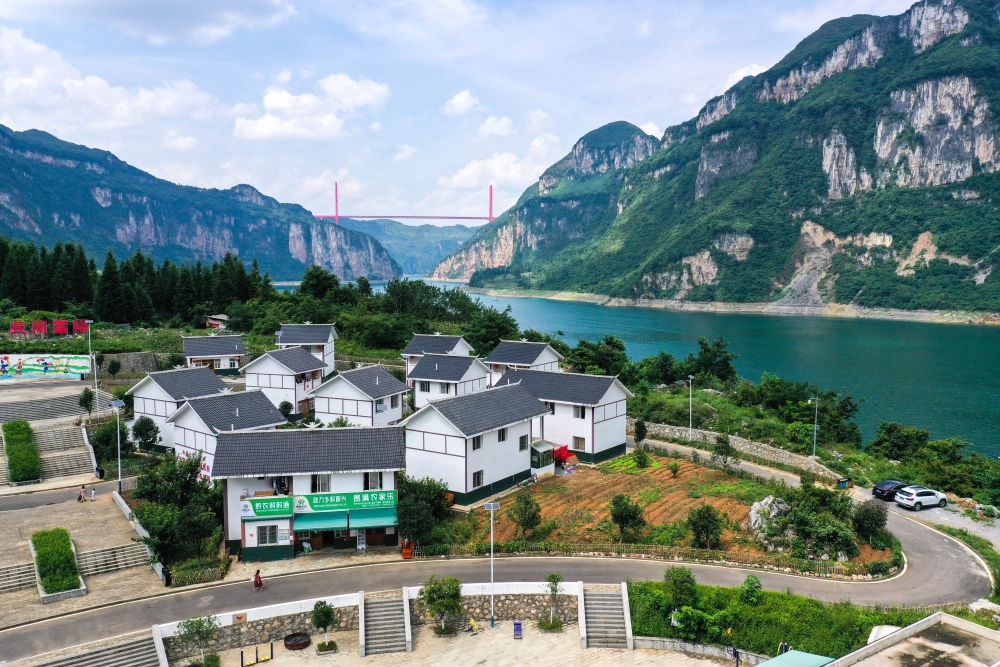 這是貴州省黔西市新仁苗族鄉(xiāng)化屋村麻窩寨易地搬遷集中安置點(diǎn)（2021年7月24日攝，無(wú)人機(jī)照片）。新華社記者 楊文斌 攝